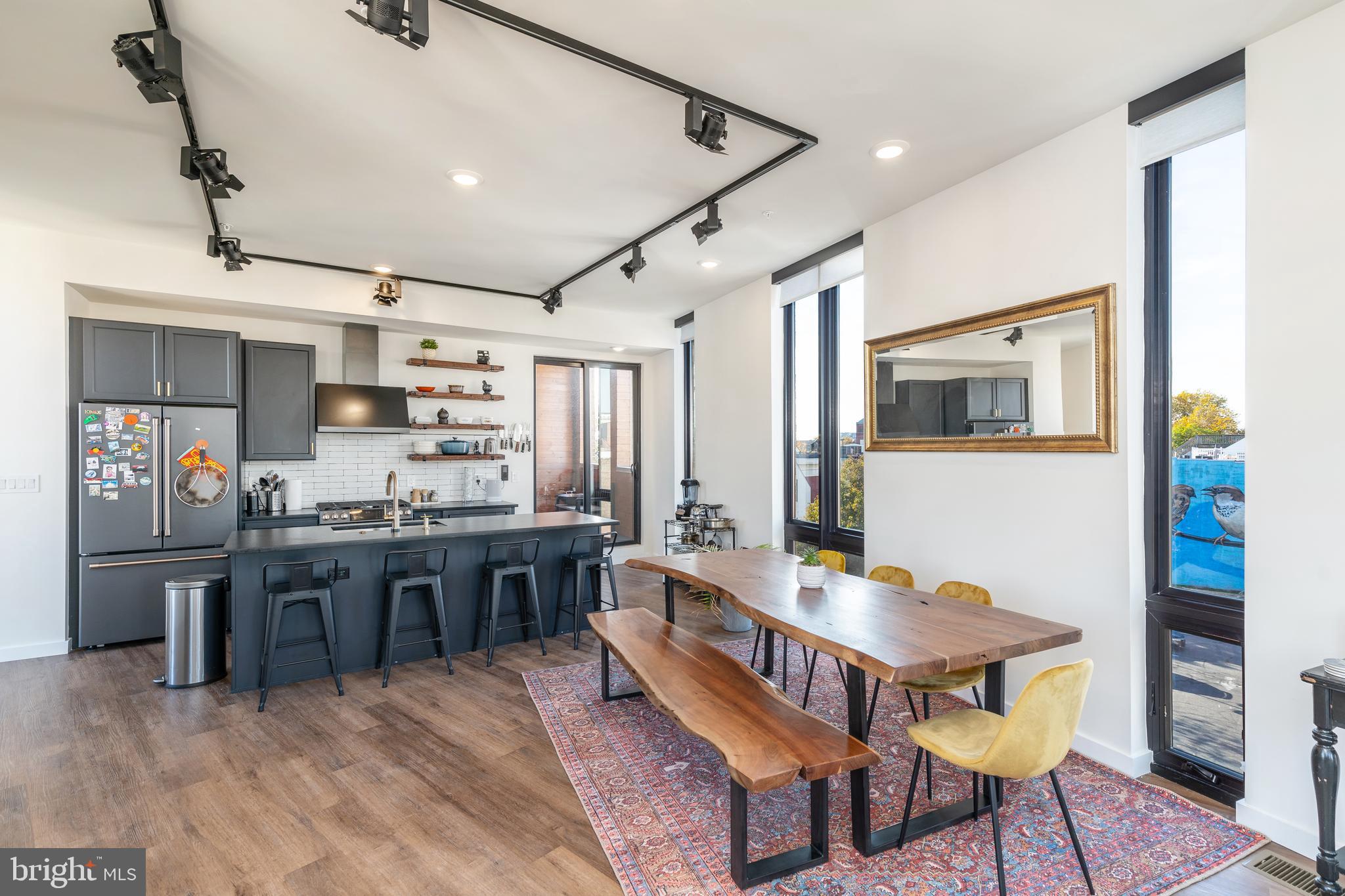 QUEEN VILLAGE - Commercial Sale