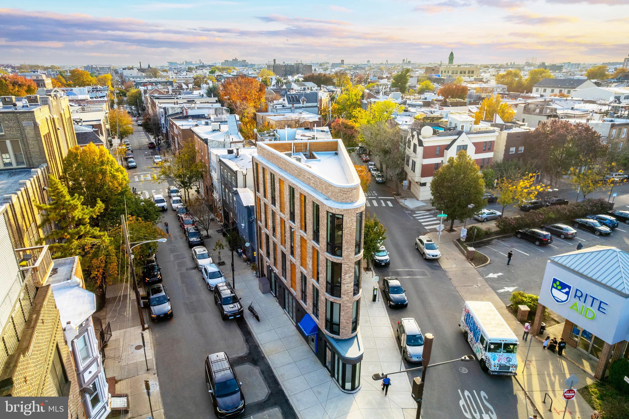 QUEEN VILLAGE - Commercial Sale