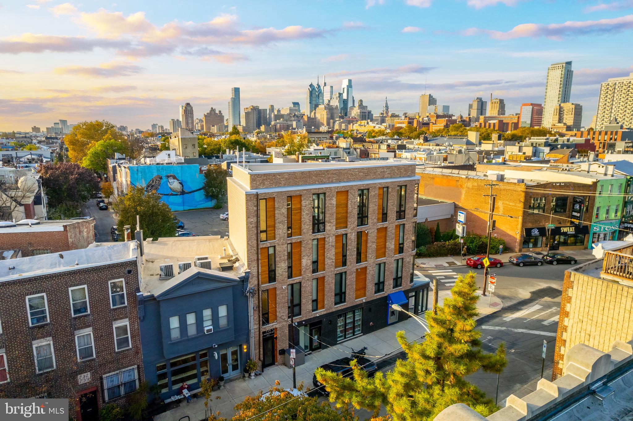 QUEEN VILLAGE - Commercial Sale