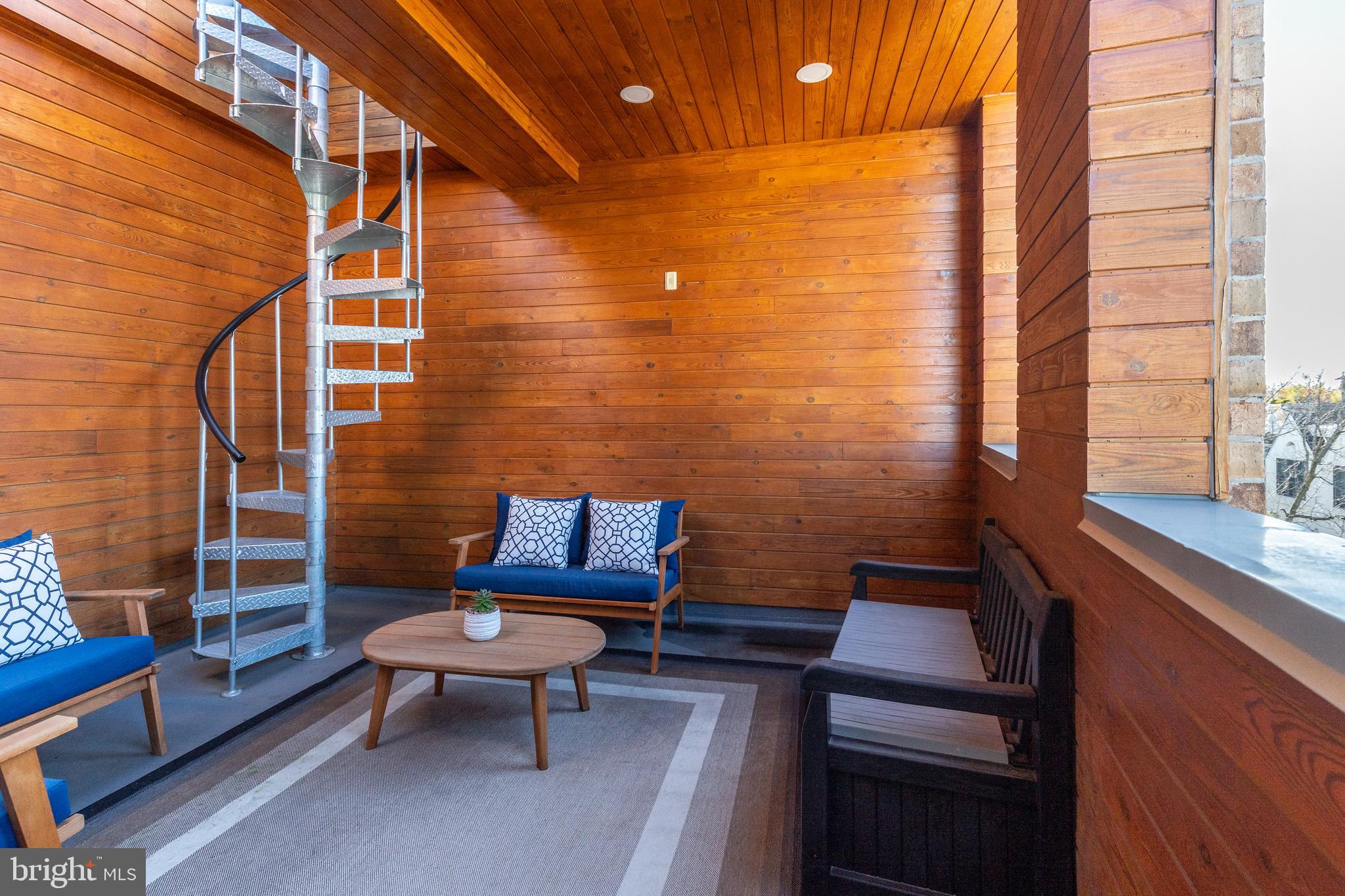 QUEEN VILLAGE - Commercial Sale