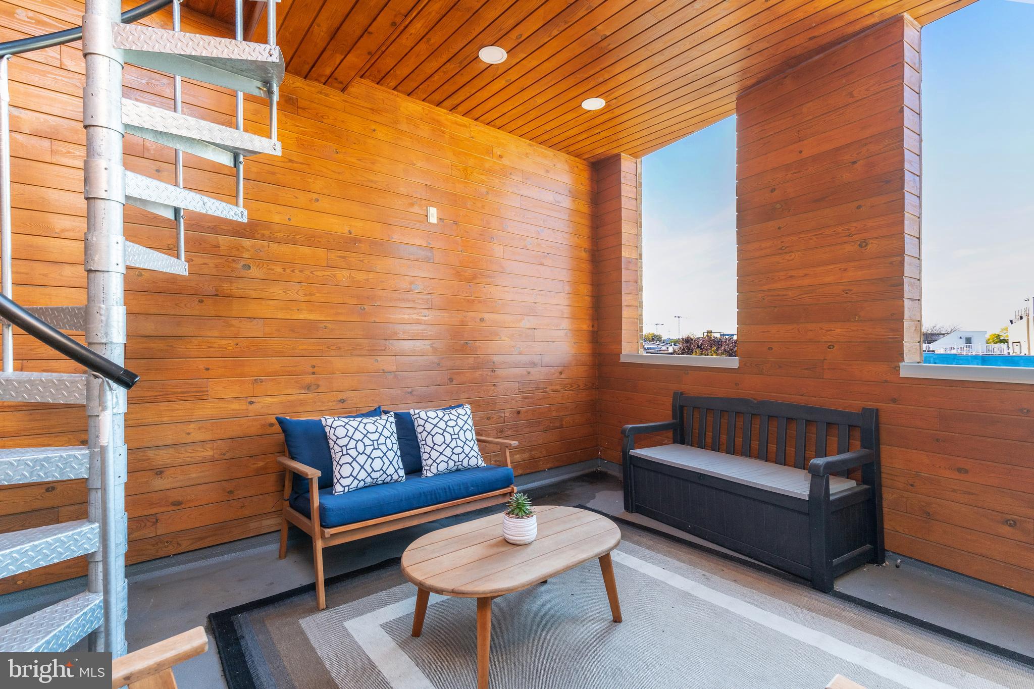 QUEEN VILLAGE - Commercial Sale