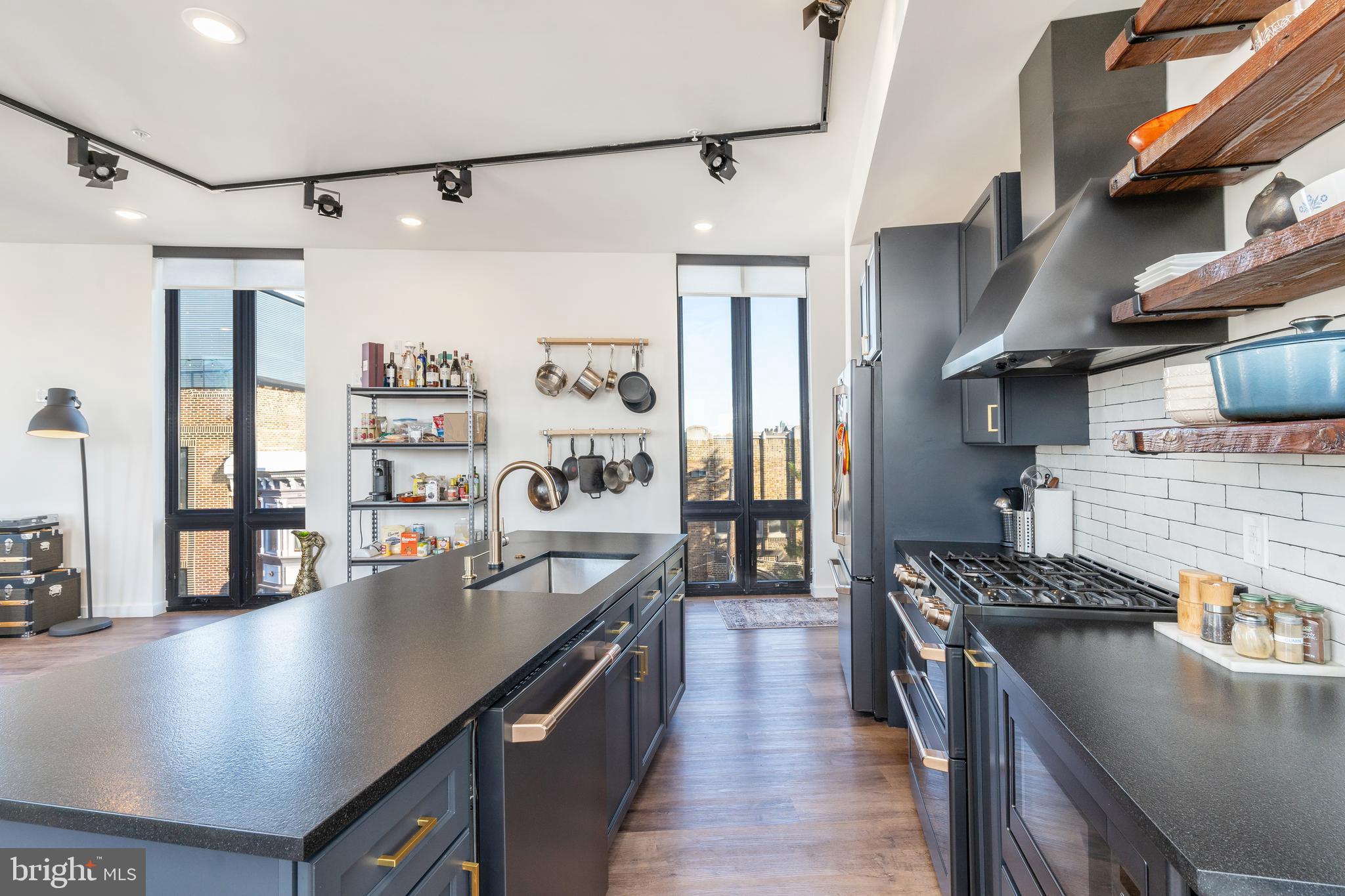 QUEEN VILLAGE - Commercial Sale