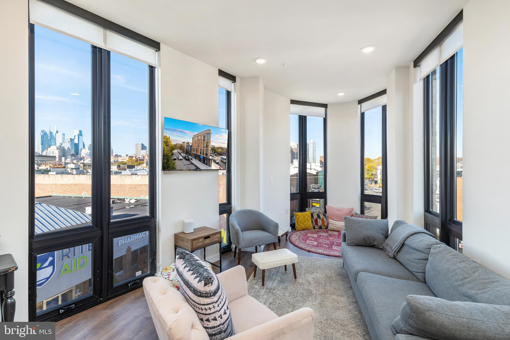 QUEEN VILLAGE - Commercial Sale