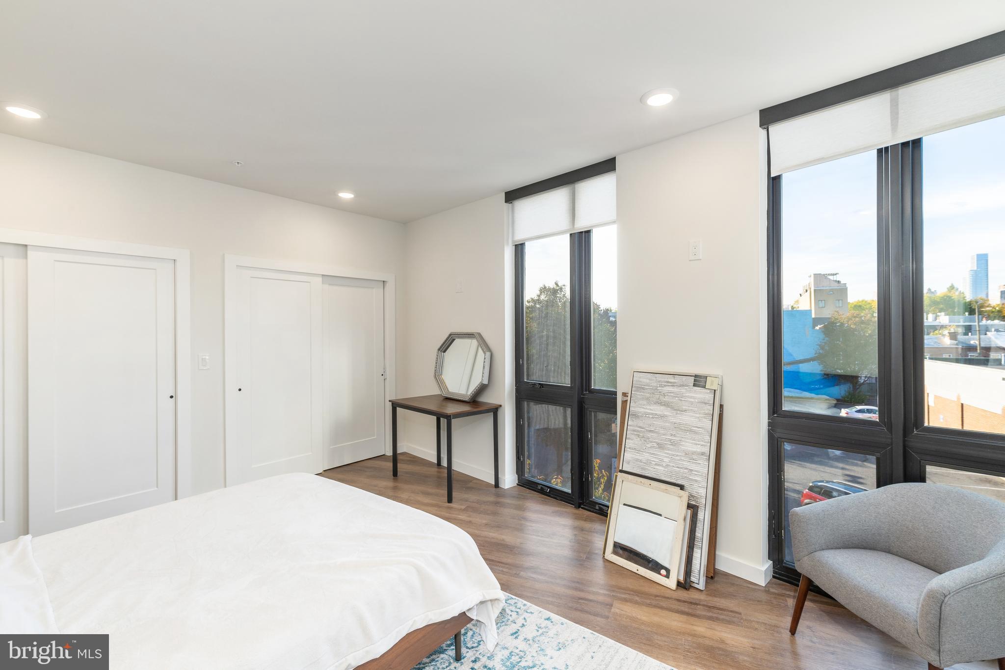 QUEEN VILLAGE - Commercial Sale