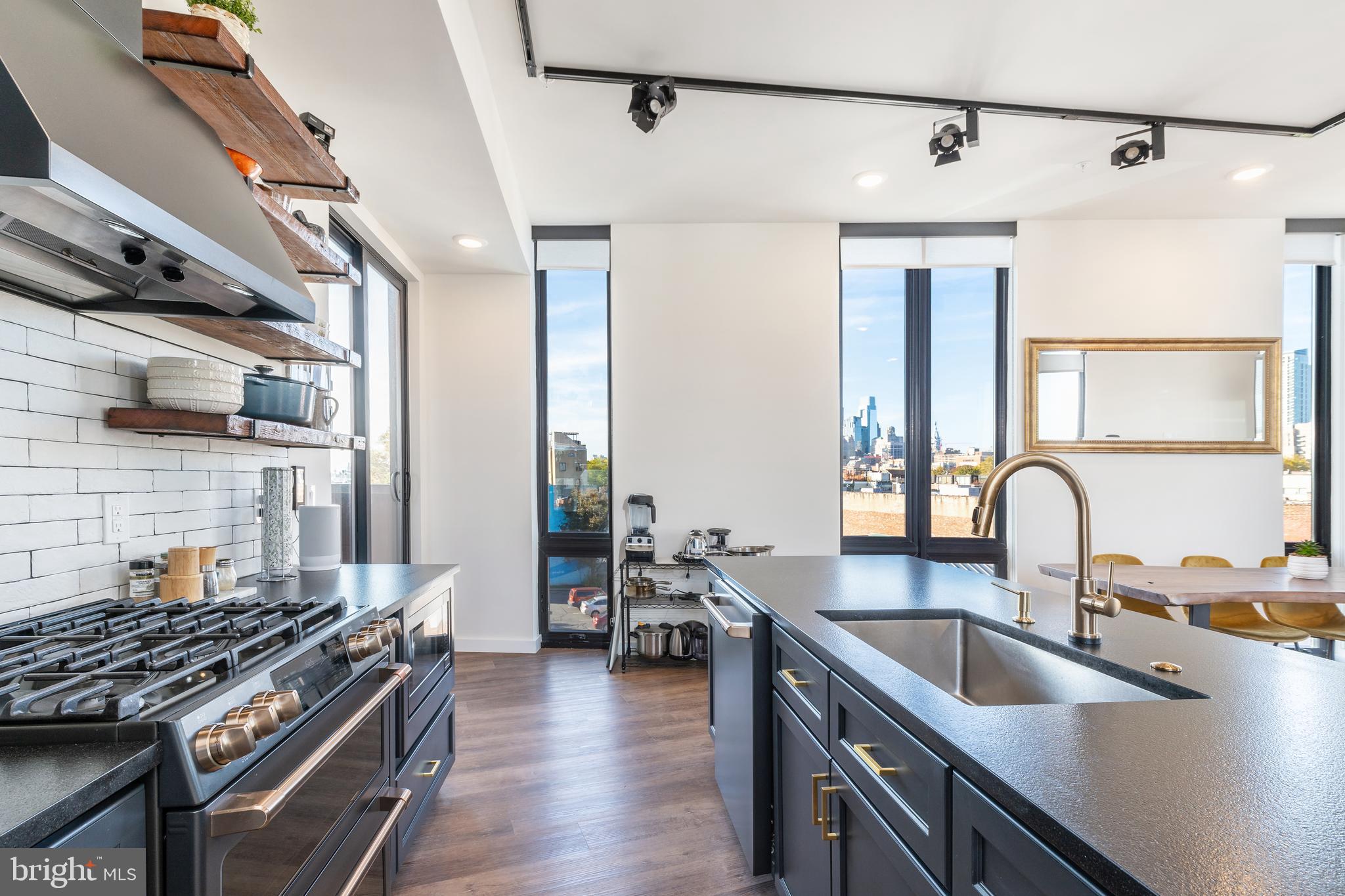 QUEEN VILLAGE - Commercial Sale