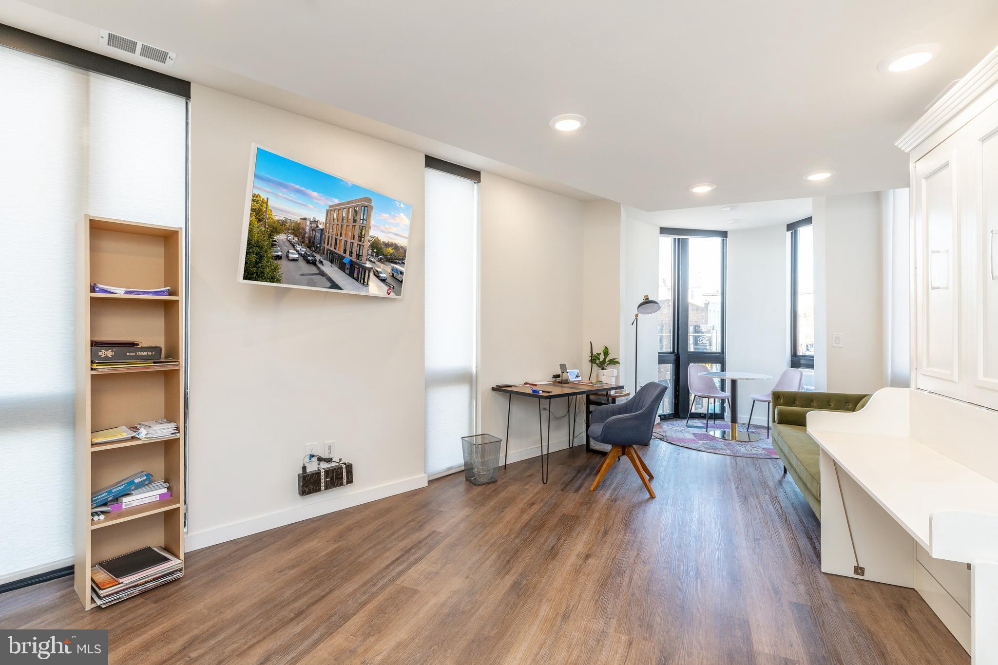 QUEEN VILLAGE - Commercial Sale