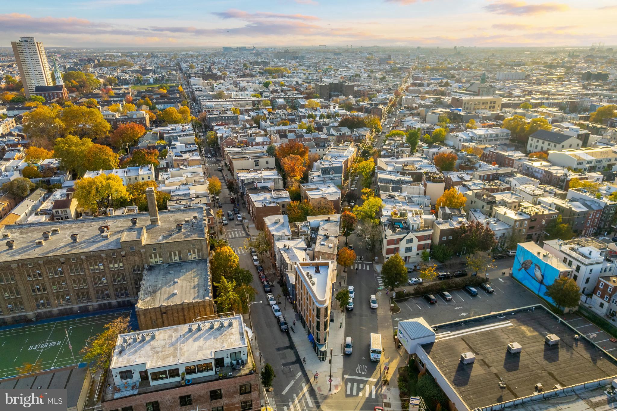 QUEEN VILLAGE - Commercial Sale