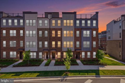 Photo of 13600 Innovation Station Loop #26B, HERNDON, VA 20171 (MLS # VAFX2303920)