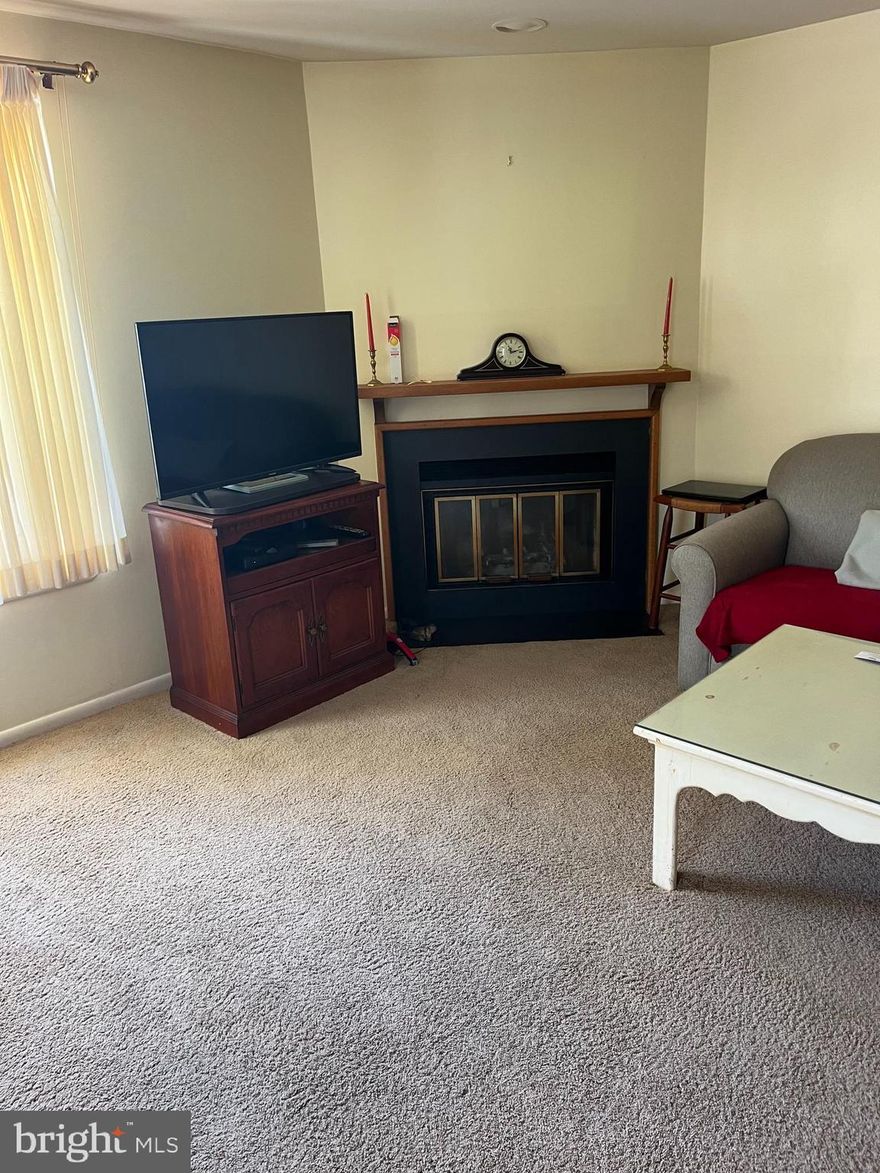 THIS TOWNHOUSE IS IN THE HIGHLY DESIRED AREA OF MEDIA IN THE OAKMONT CONDOS....THIS 2 BEDROOM WITH 2.5 BATH AWAITS YOU!  PUT YOUT TOUCHES ON THIS HOME AND  LOW CONDO FEES...