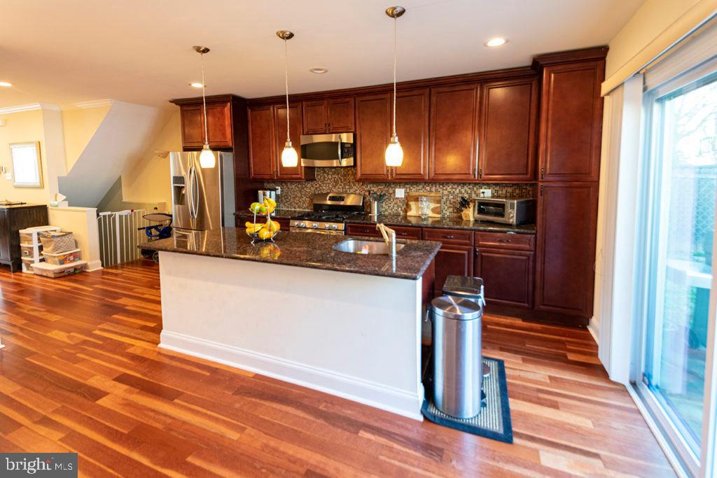 2107 CARPENTER STREET