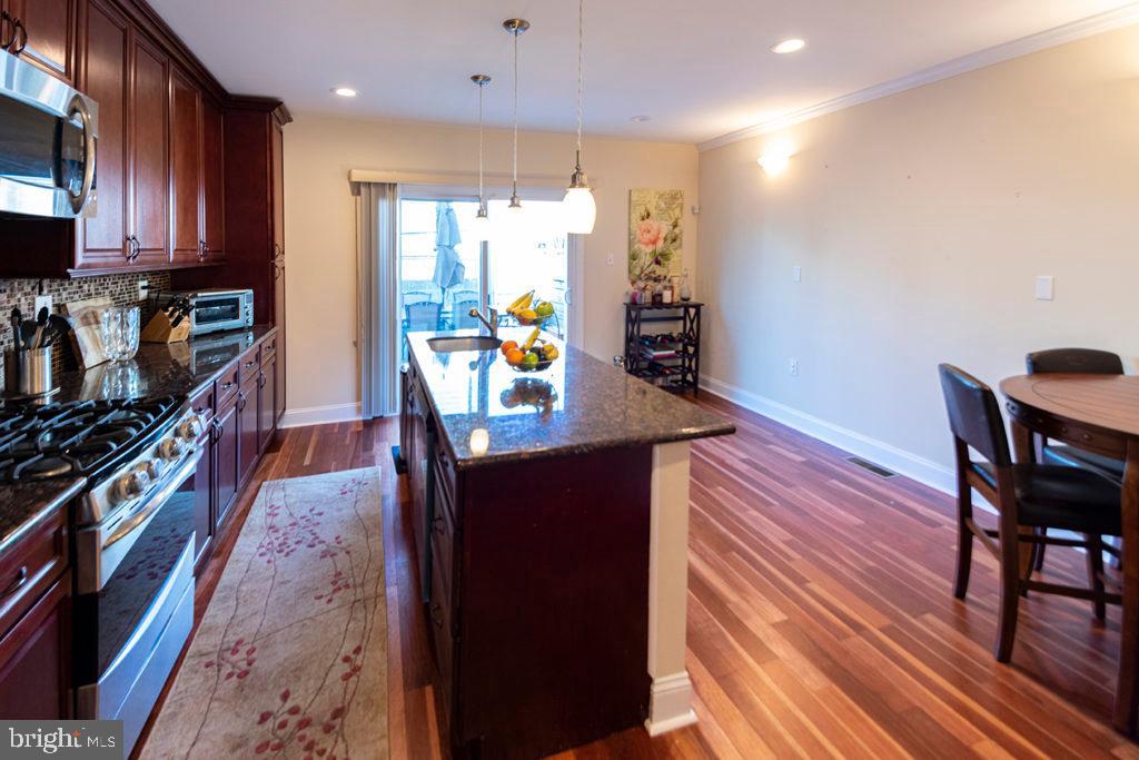 2107 CARPENTER STREET