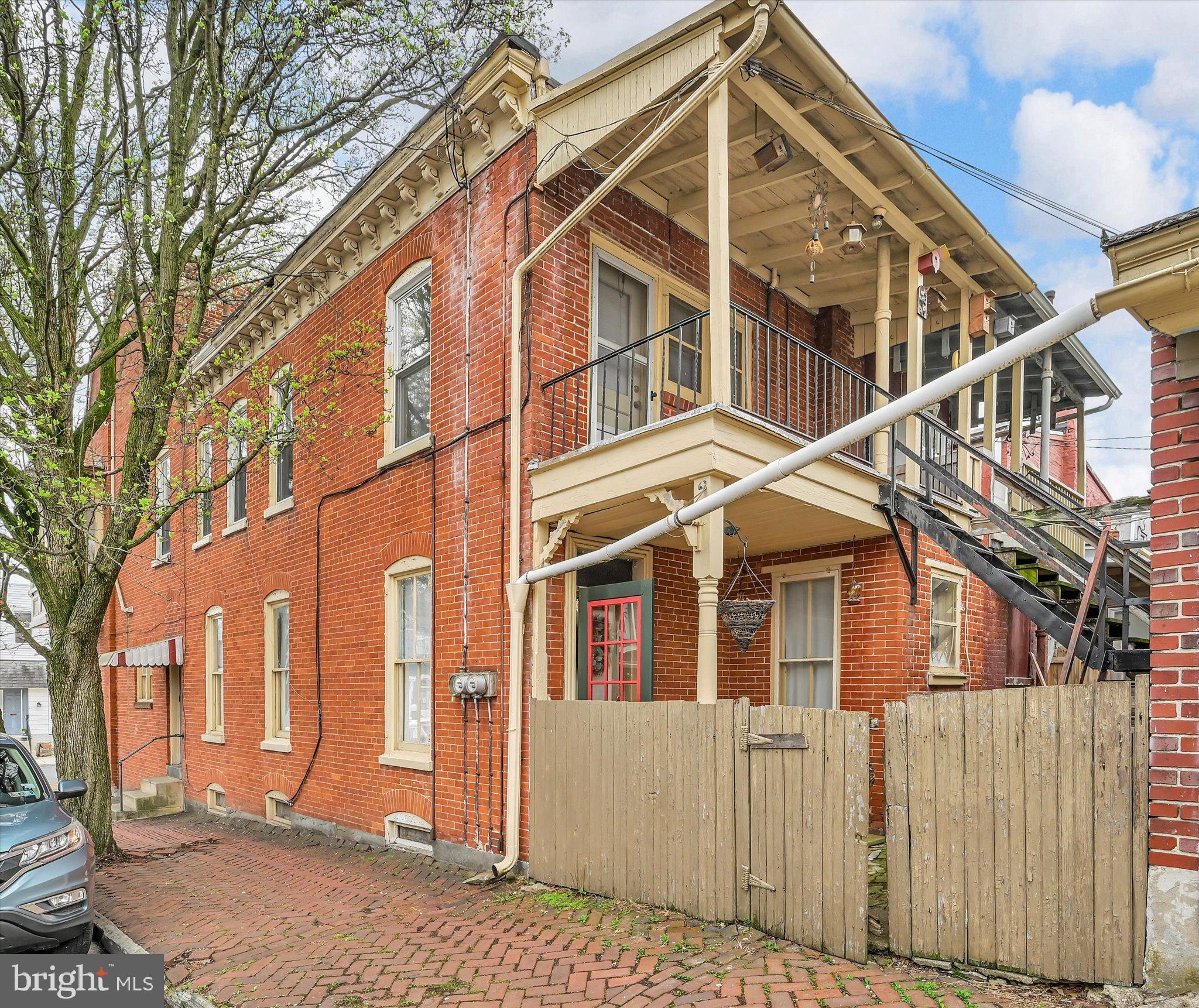 Main image without alt text