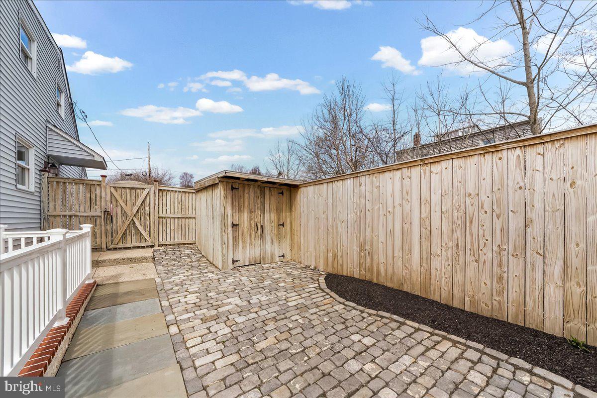 GLEN ESTS - Residential