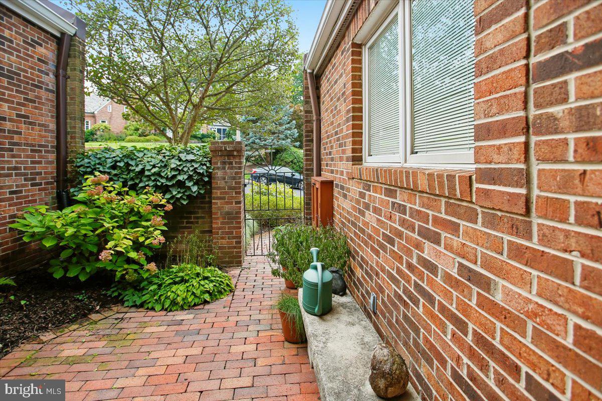 2467 N WAKEFIELD COURT