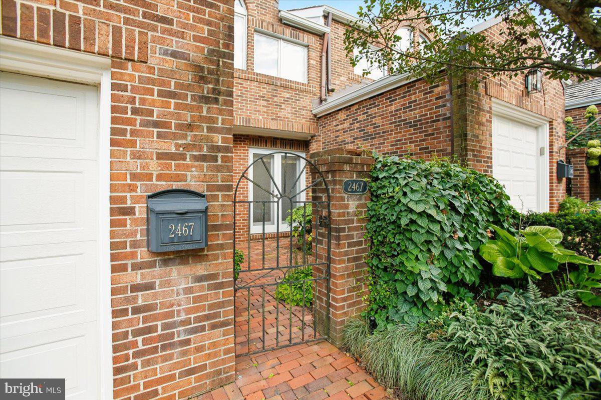 2467 N WAKEFIELD COURT