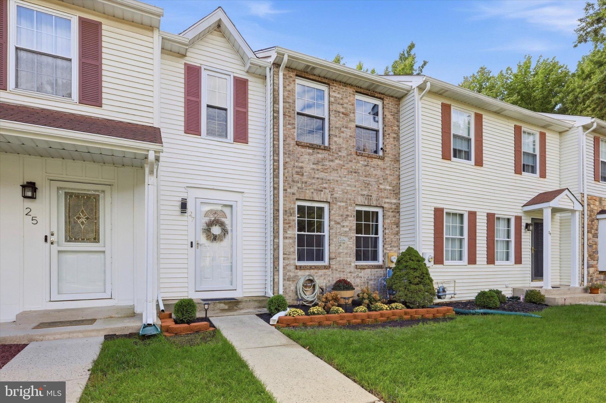 27 DUNMOOR COURT N