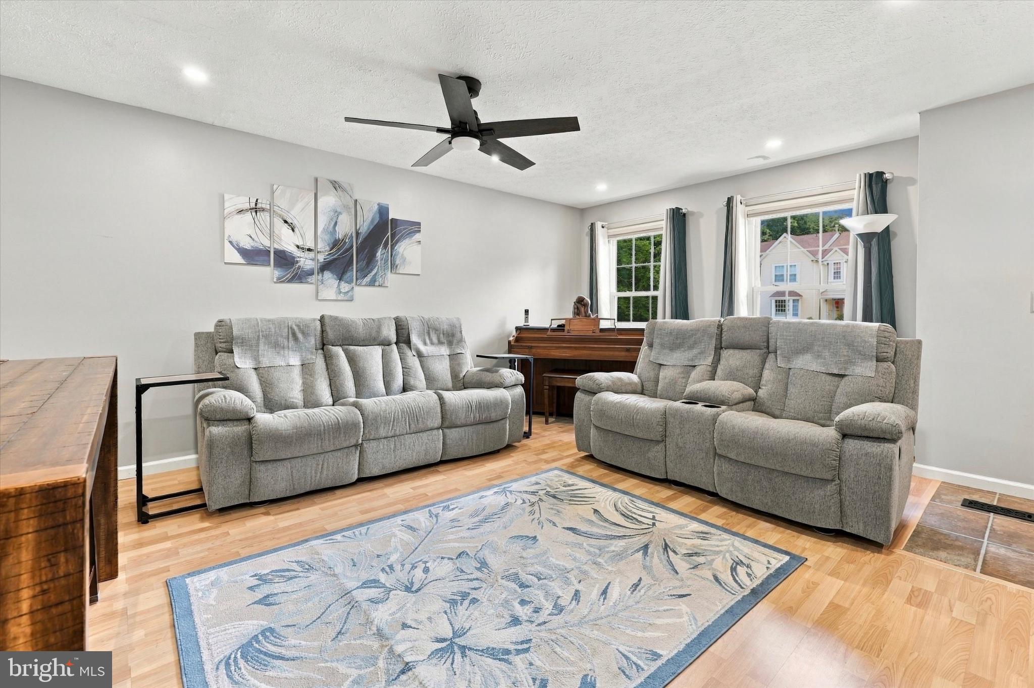 27 DUNMOOR COURT N