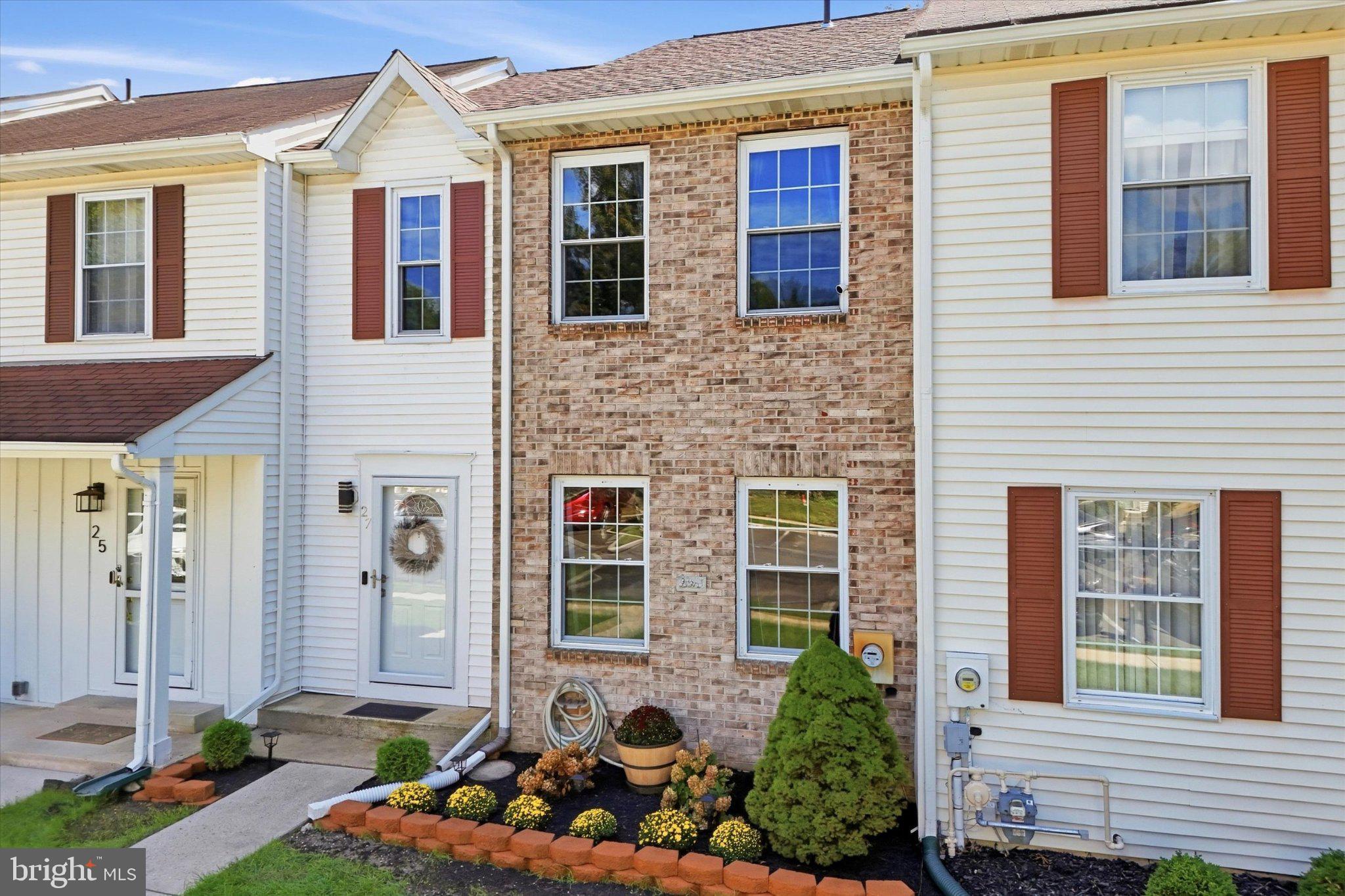 27 DUNMOOR COURT N