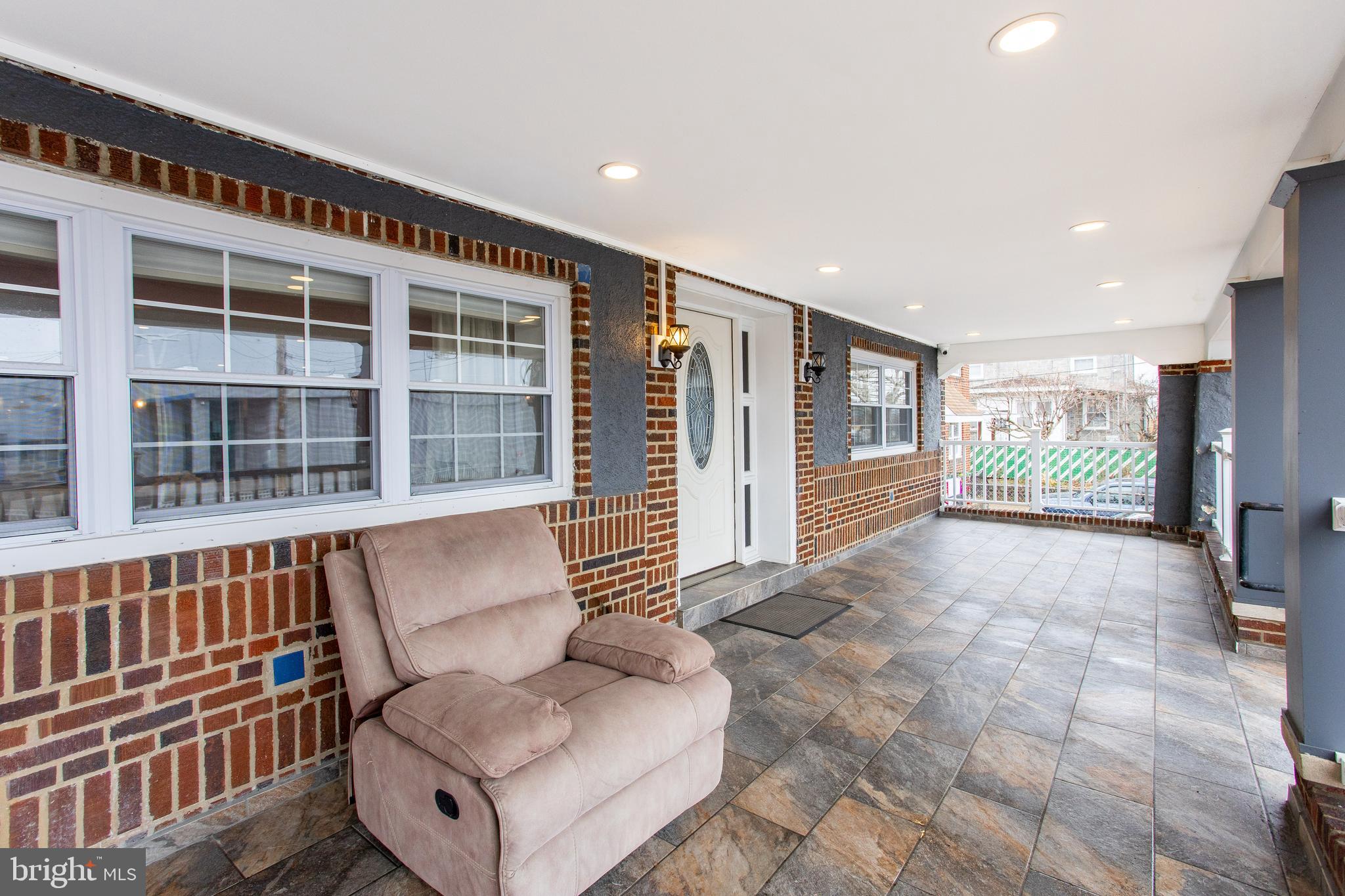 2016 ROBBINS STREET 00