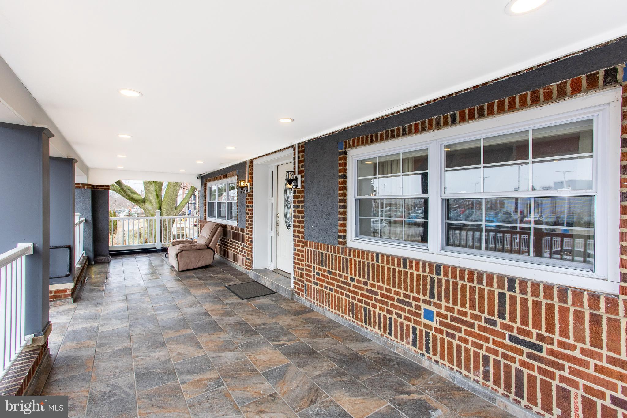 2016 ROBBINS STREET 00