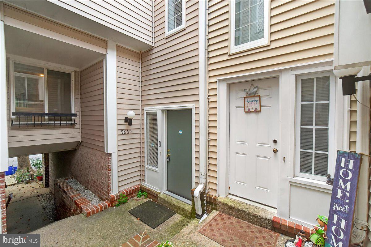 WOW!! DOCKSIDE IN MONTGOMERY VILLAGE COMMUNITY -- RENOVATED TOWNHOUSE CONTEMPORARY OPEN FLOOR PLAN ALL BATHS RENOVATED AND KITCHEN RENOVATED W/ NEW CABINETS, NEW GRANITE/QUARTZ, NEW STAINLESS STEEL SINK, NEW CARPET,
3 BRS AND 2.5 BATHS AND ONE CAR GARAGE-- JUST PERFECT AND READY TO MOVE IN
ACCES TO GARAGE FROM INSIDE YOUR BASEMENT
WASHER DRYER IN BASEMENT, NEAR LAKE
NEAR MAJOR COMMUTER ROUTES270, 370, 355 MARC TRAIN , PUBLIC TRANSPRT, , WITHIN 5 MILES TO SHADY GROVE METRO , AMPLE SHOPPING, GROCERY, RESTAURANTS, AND ENTERTAINMENT OPTIONS, CLOSE TO KENTLANDS, RIO WASHINGTONIAN, AND DOWNTOWN CROWN. HURRY AND GRAB IT