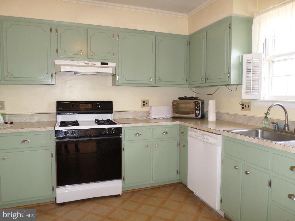 COUNTRY CLUB MANOR - Residential