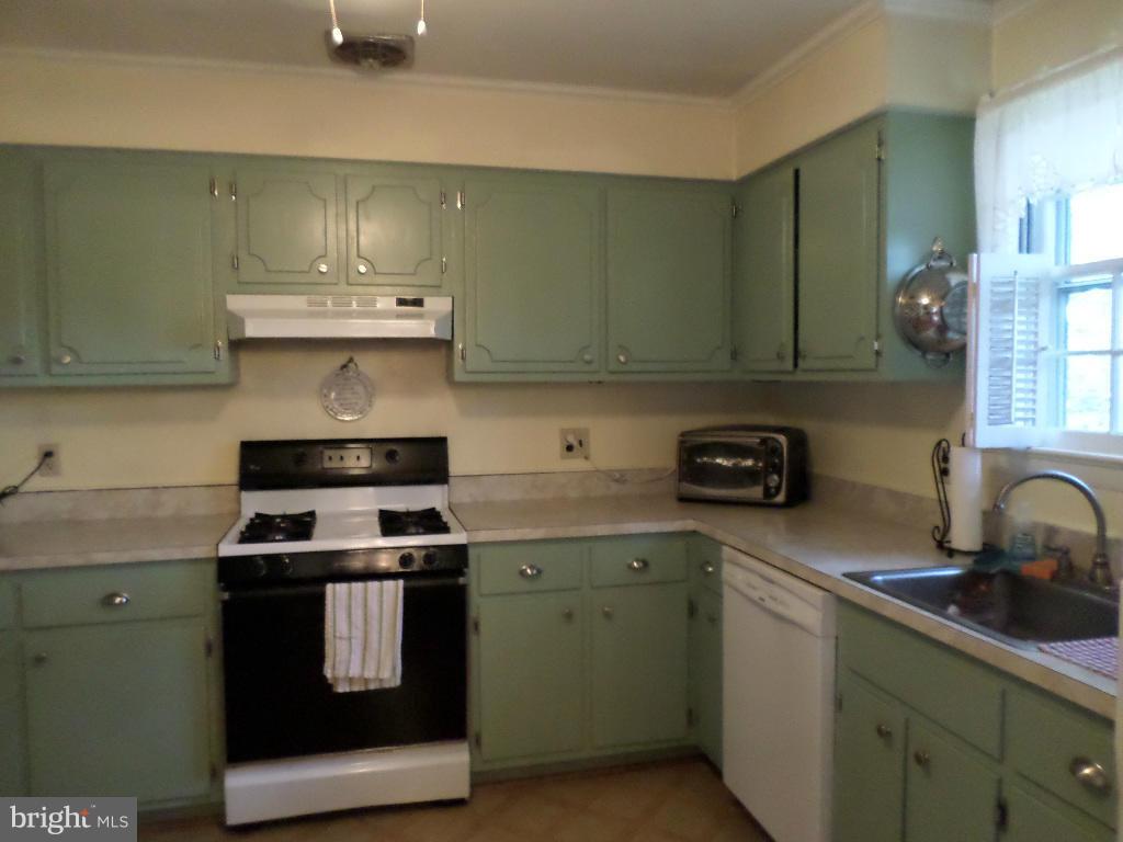 COUNTRY CLUB MANOR - Residential