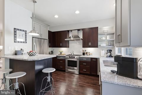 Townhouse For Sale - 21980 Box Car Square<br/> STERLING, VA 20166