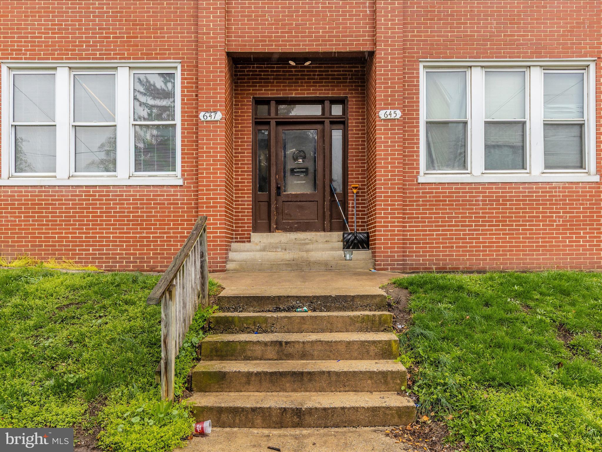 Main image without alt text