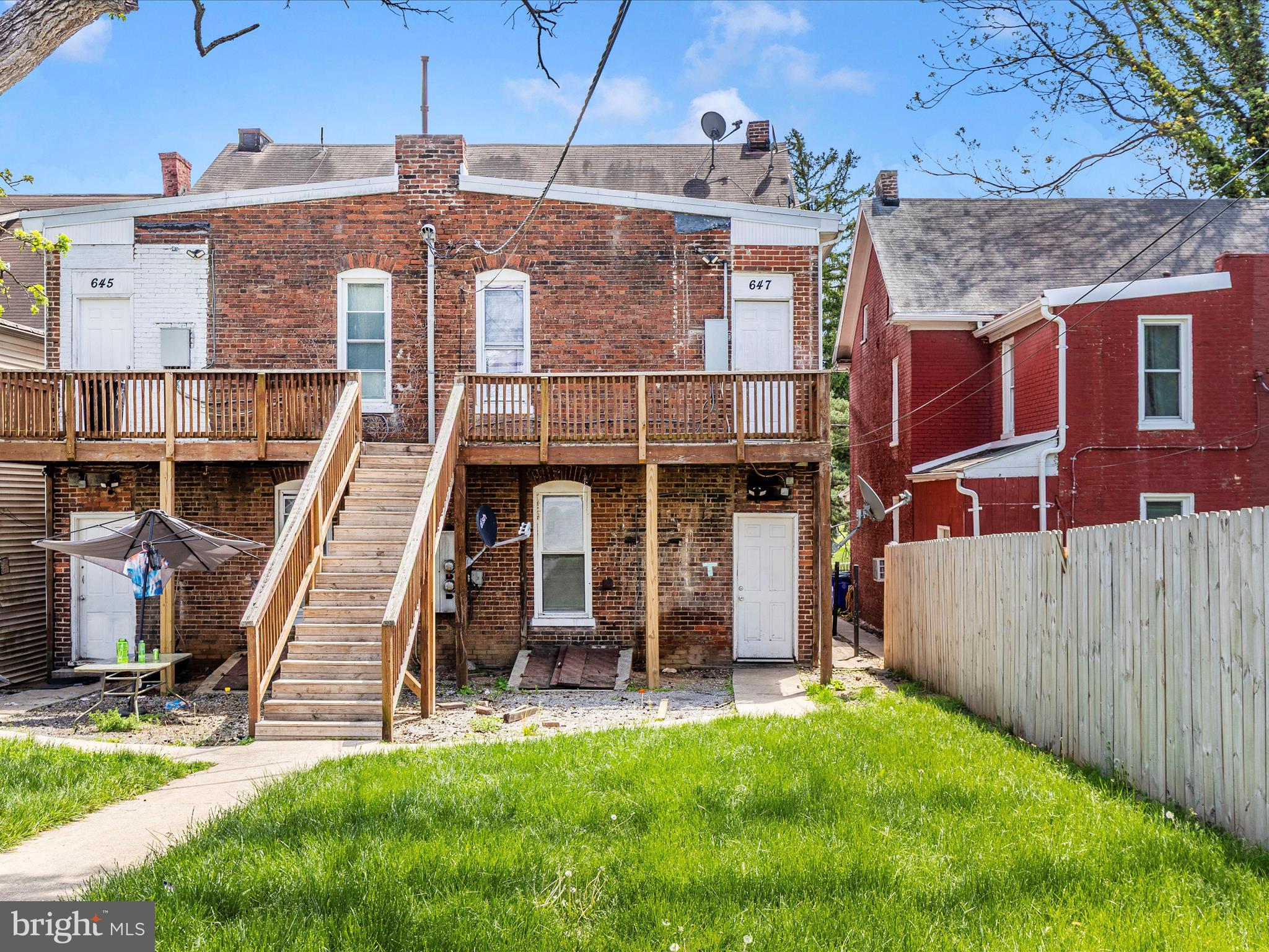 Main image without alt text