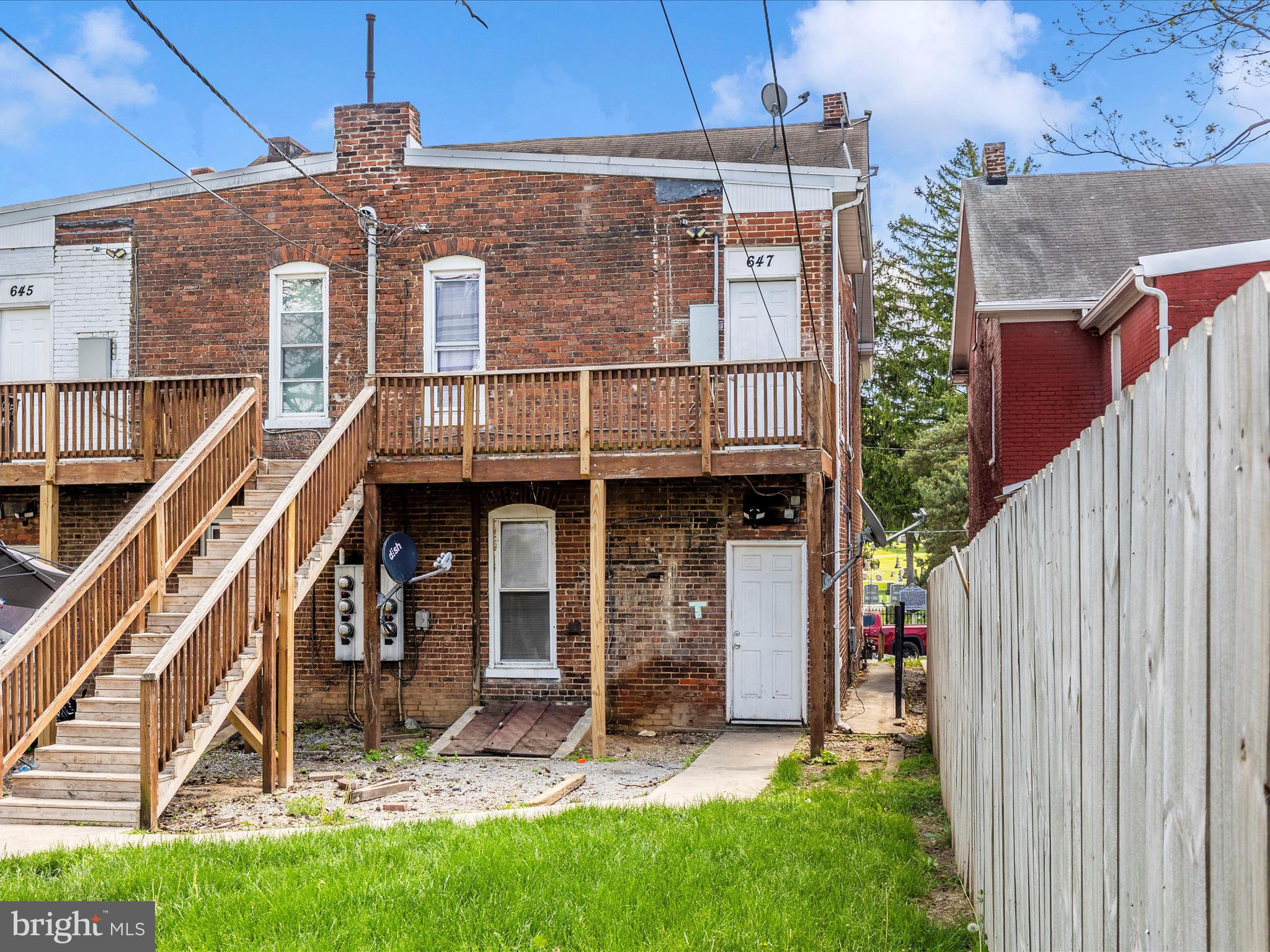 Main image without alt text