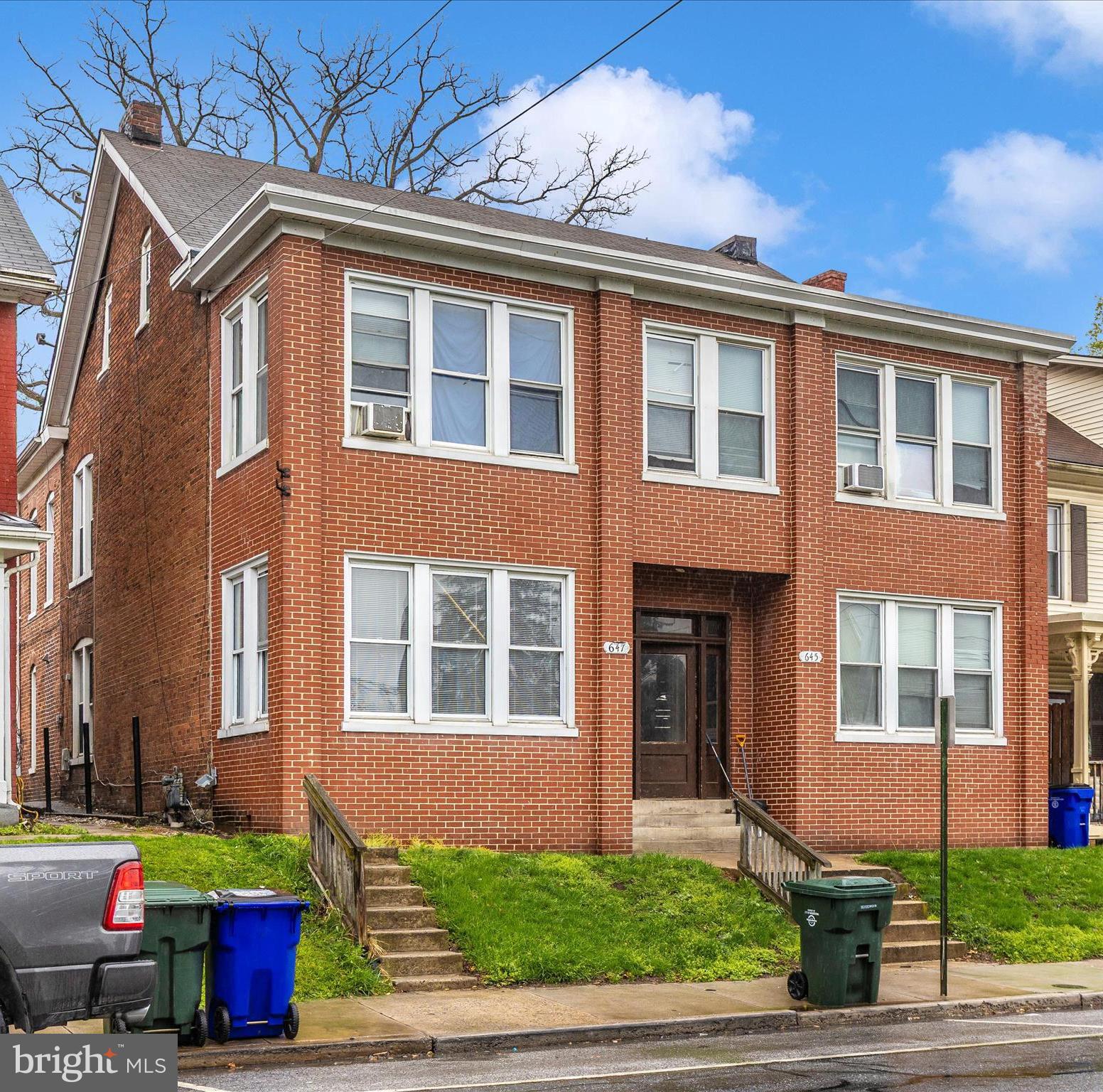 Main image without alt text