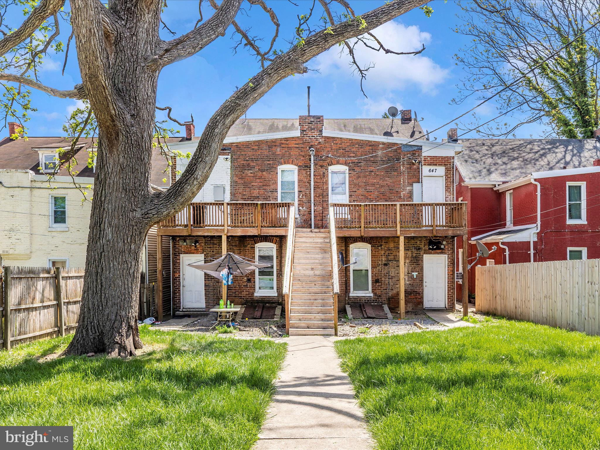 Main image without alt text