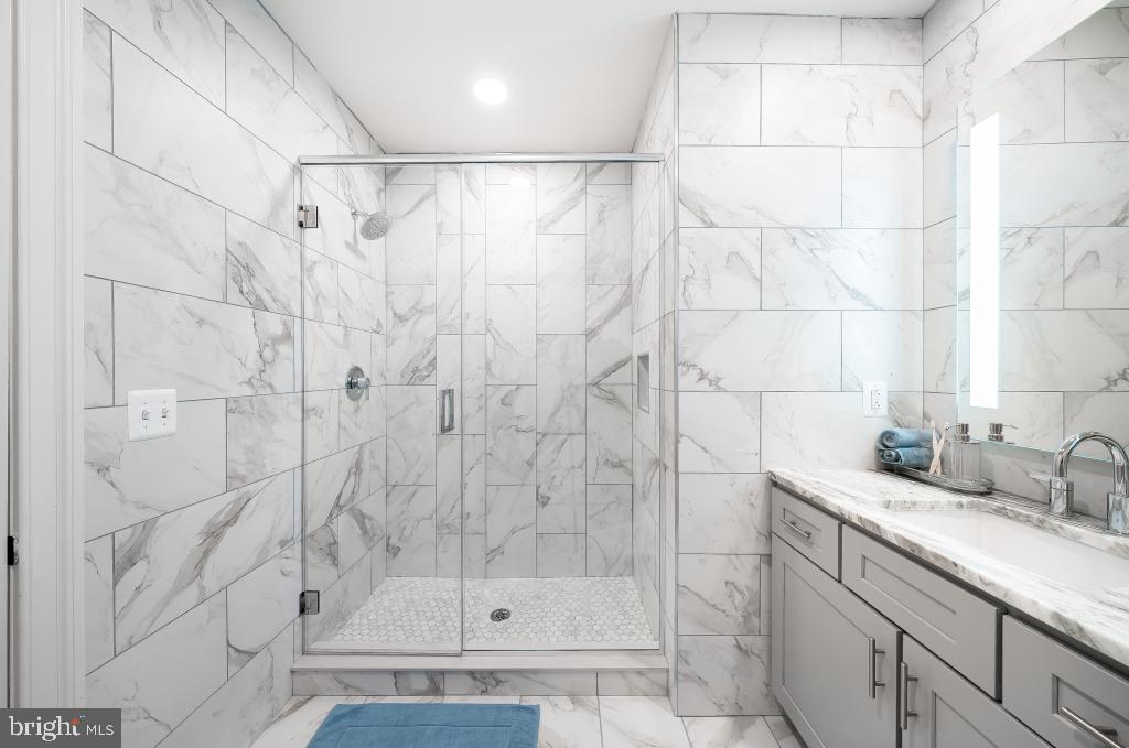 LOGAN SQUARE - Residential Lease