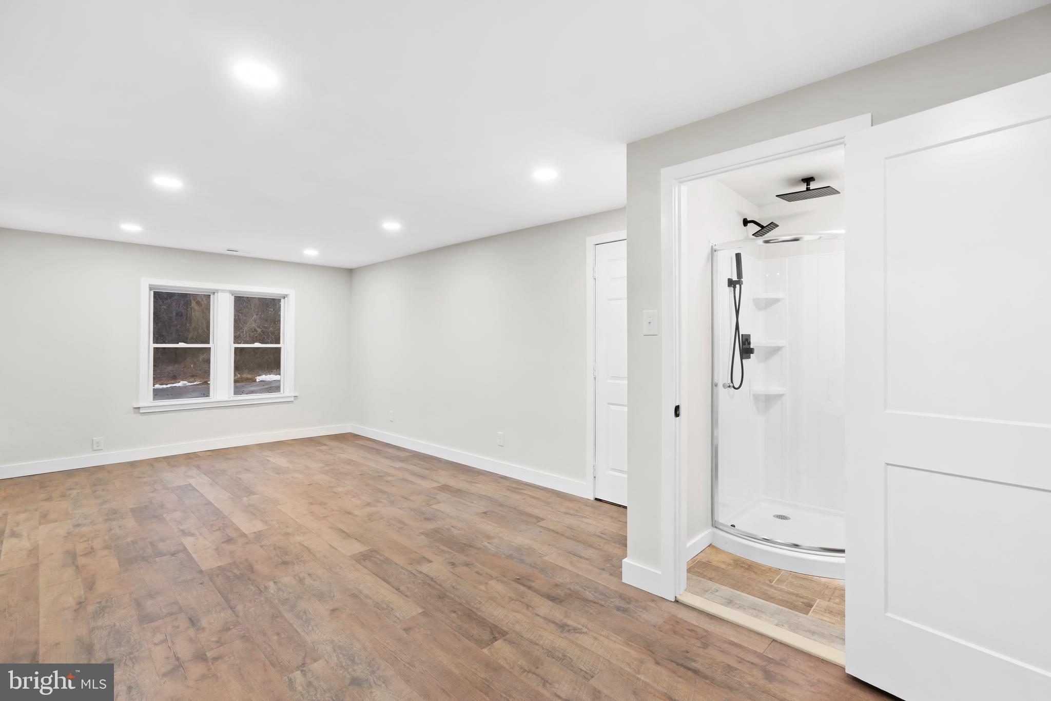 MAKEFIELD TERR - Residential