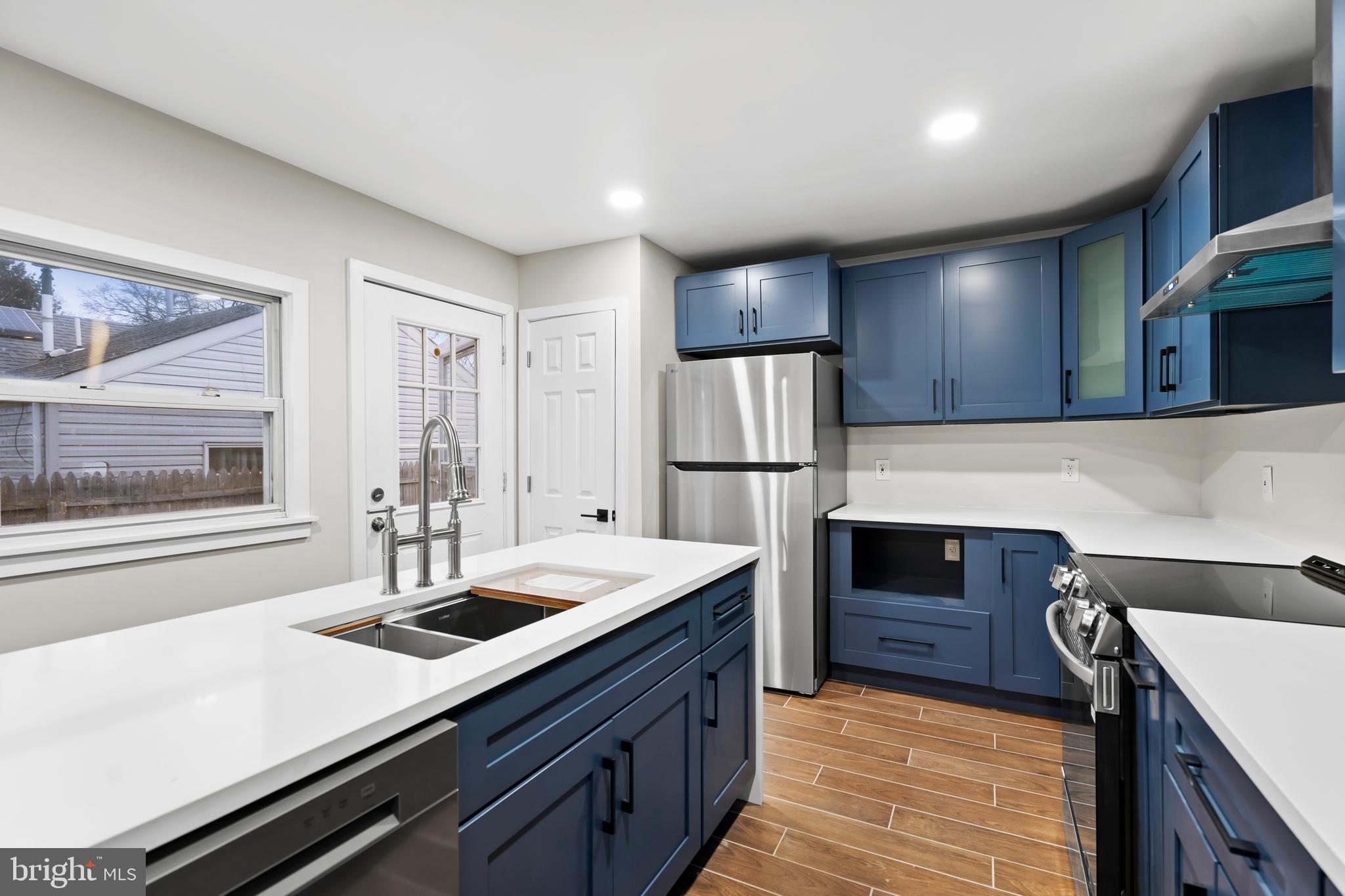 MAKEFIELD TERR - Residential