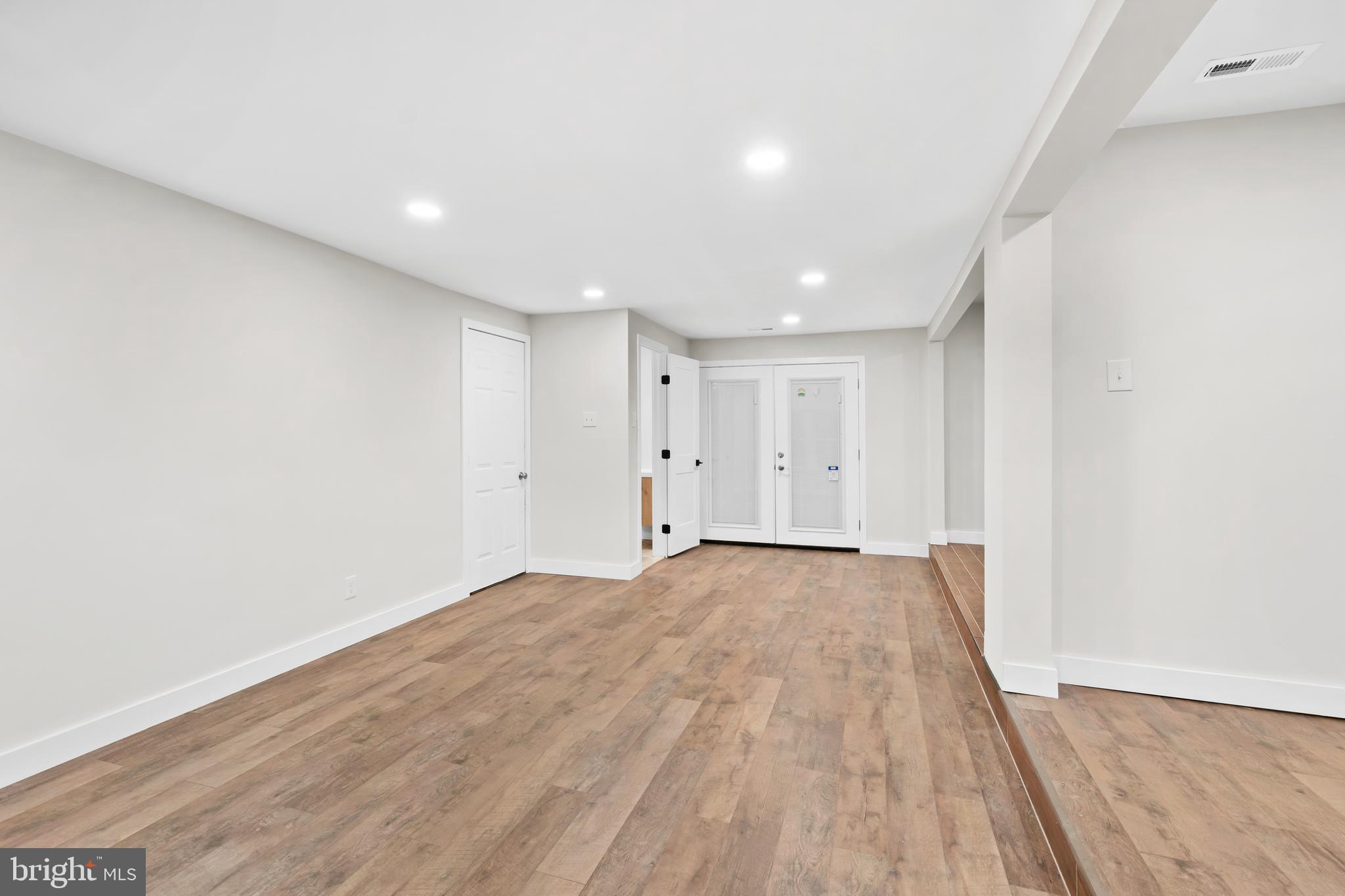 MAKEFIELD TERR - Residential