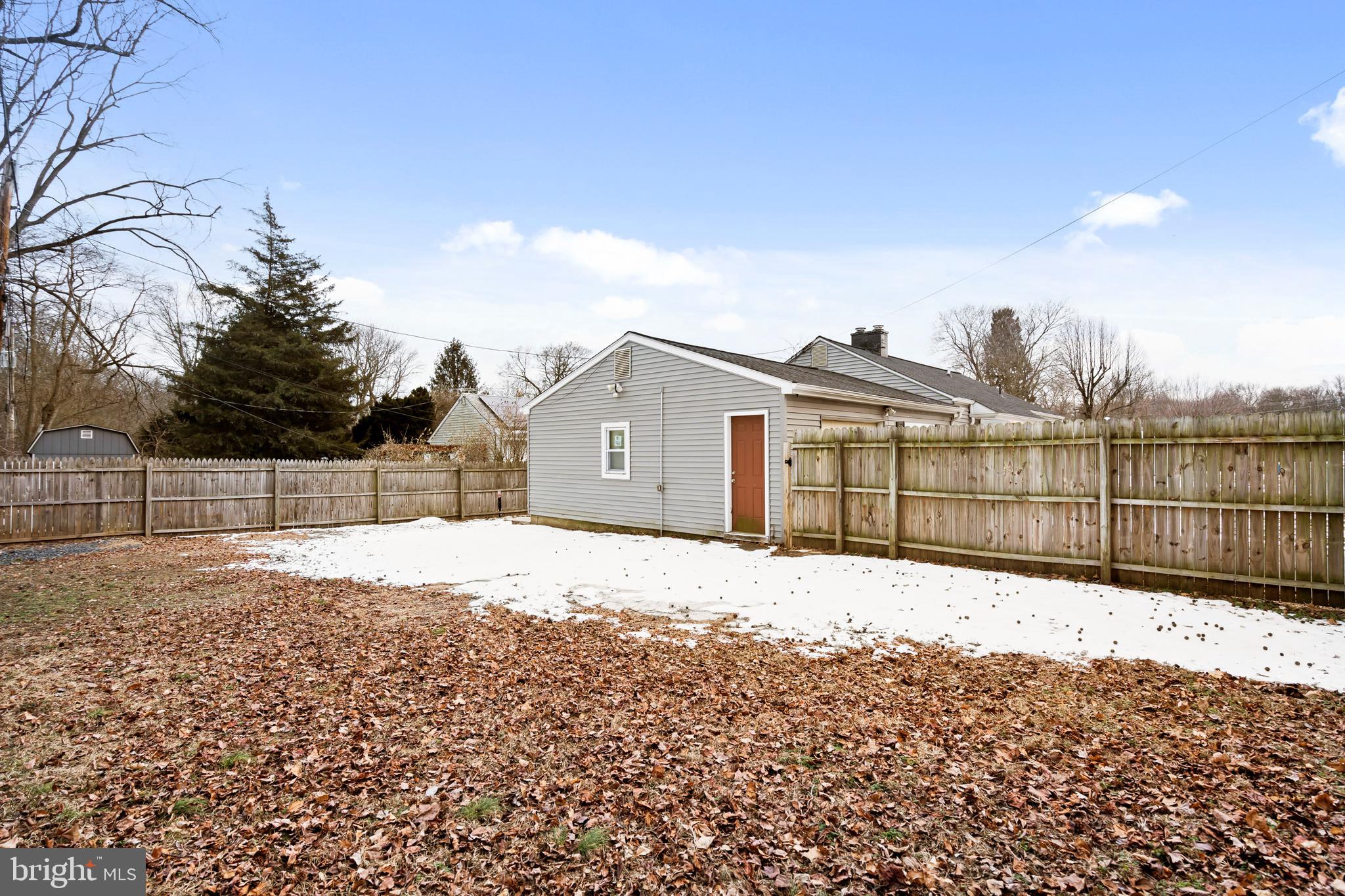 MAKEFIELD TERR - Residential