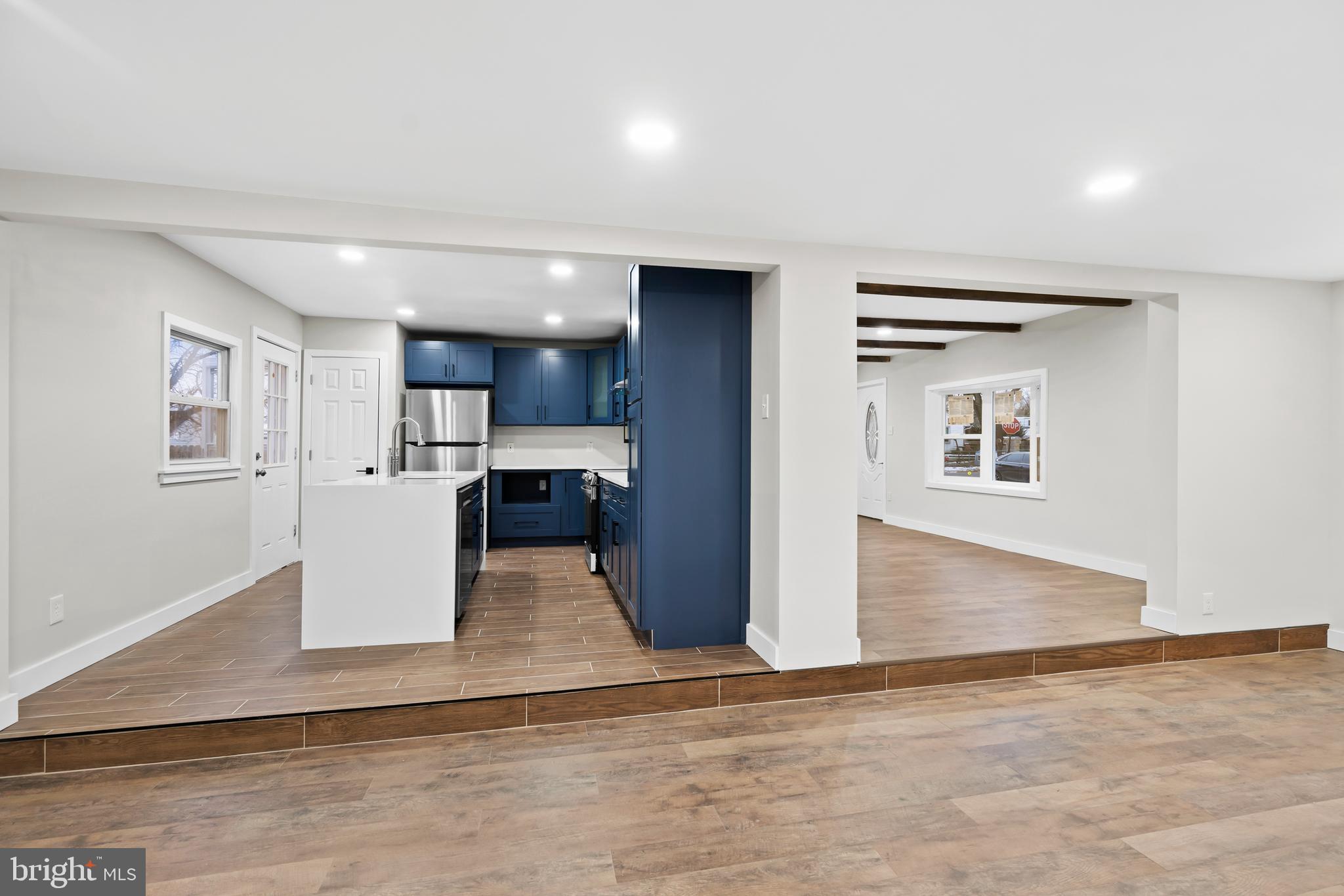 MAKEFIELD TERR - Residential