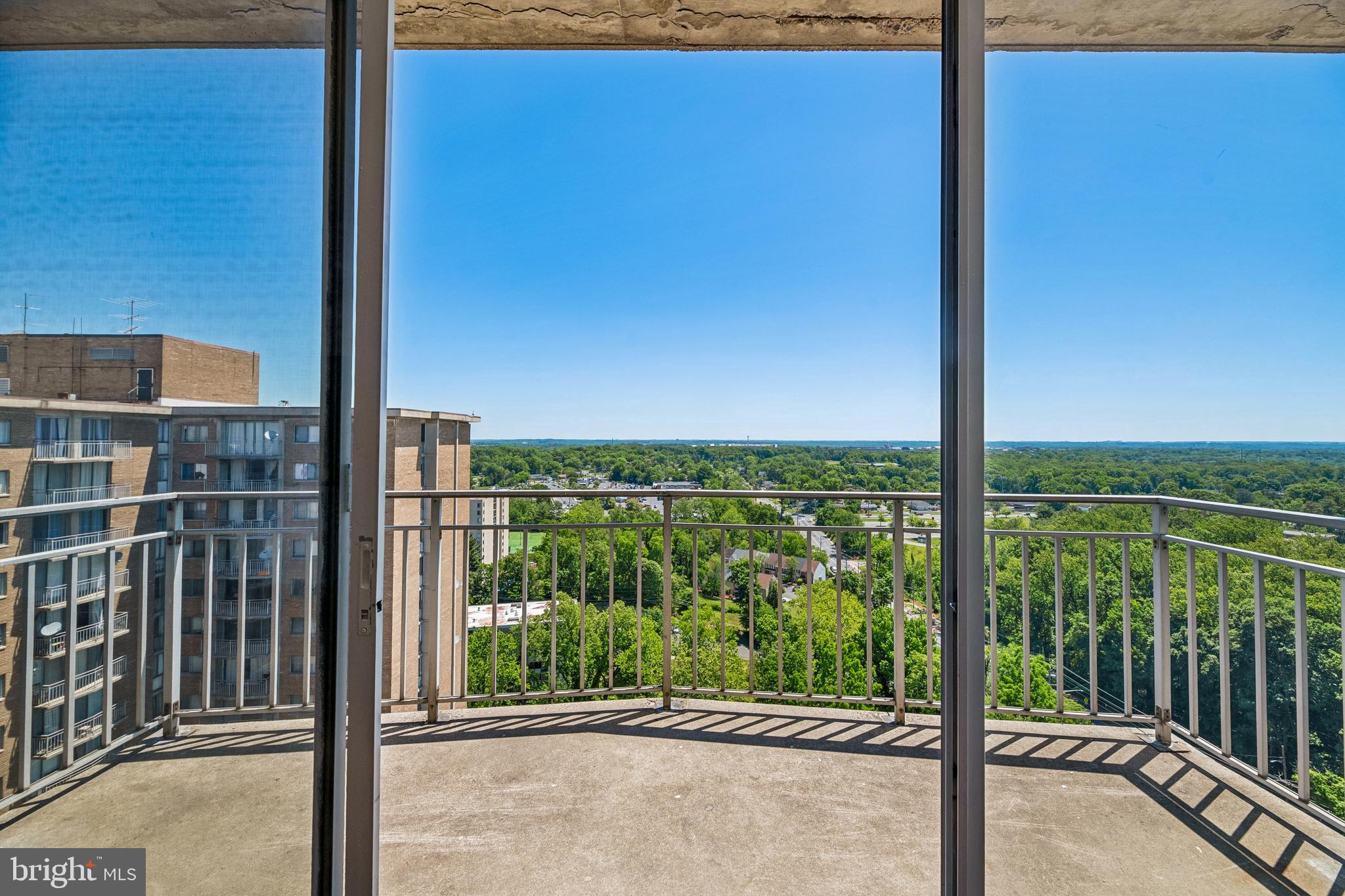 PRESIDENTIAL TOWERS - Residential