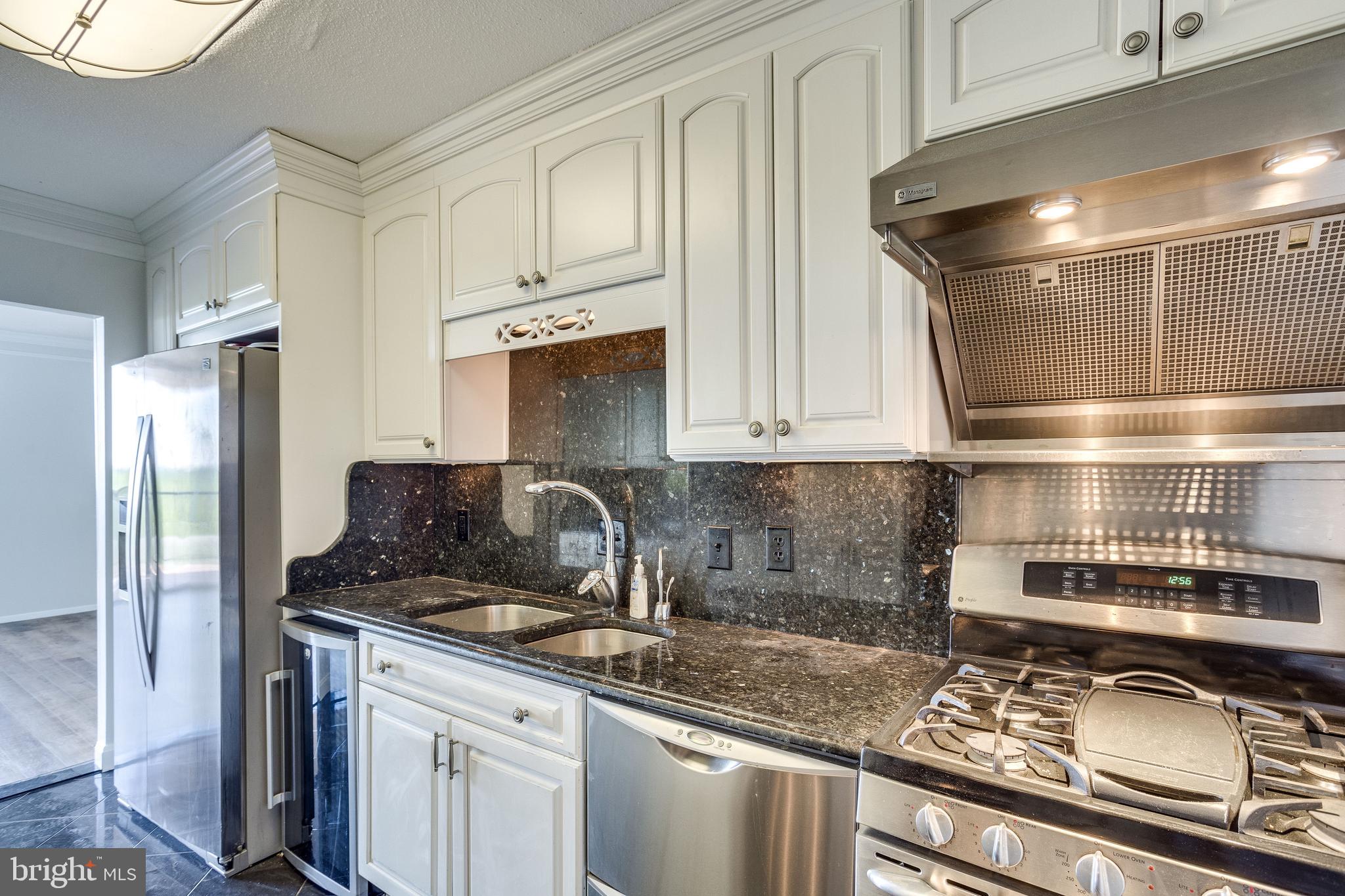 TOWERS IN WESTCHESTER PARK - Residential