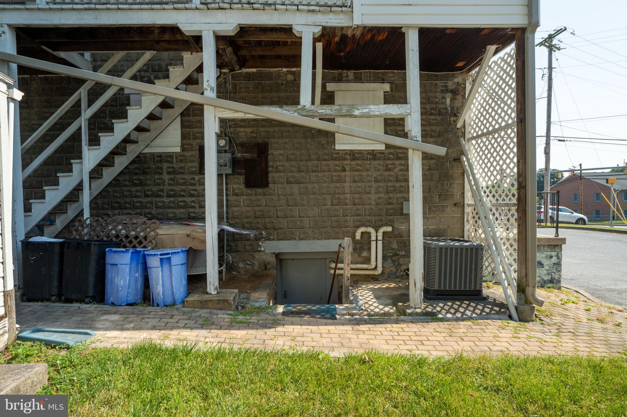 Main image without alt text