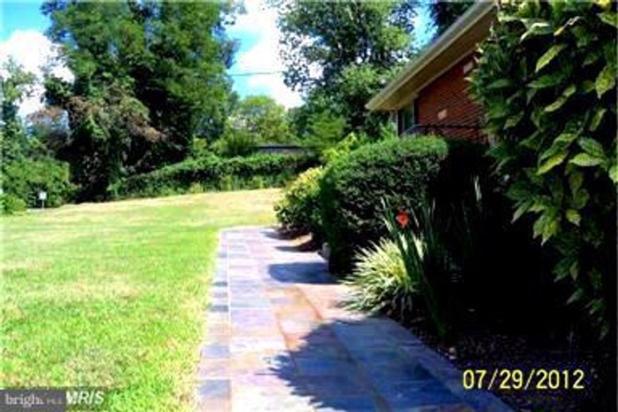 Stunning Renov 2 LVL SF in immaculate condition! To be Painted or Touched Up & Professionally Cleaned Prior to next occupant.   Views of the POTOMAC & walk to National Harbor. Hardwoods, Stainless steel appl's, 42" maple cab's, new windows custom blinds, paints, Italian ceramic tile Jacuzzi tub in luxury baths. Custom slate tile patio w/sparkling stone retaining wall ideal for BBQs. Direct Bus to DC/metro at the corner. AVAIL 6/17/23!