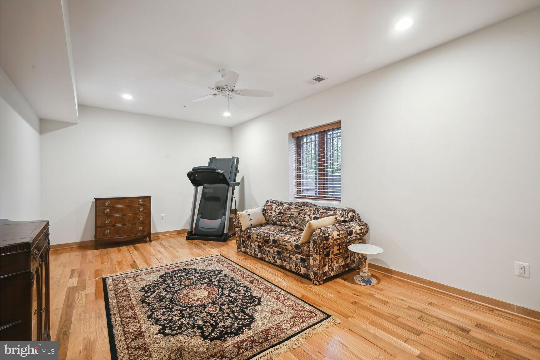 GREENWICH FOREST - Residential