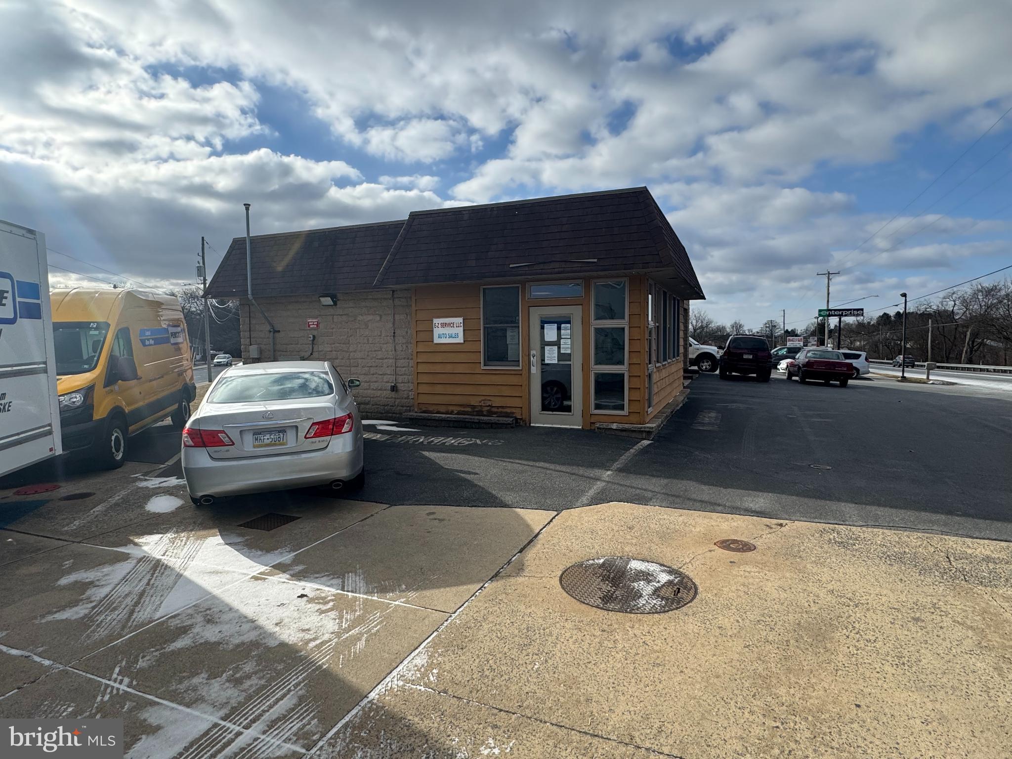 Main image without alt text