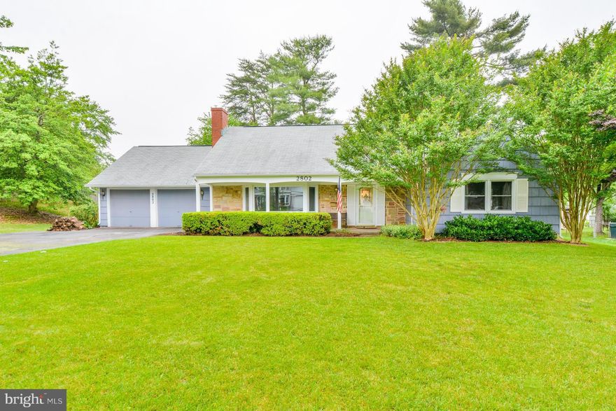 Country Clubber in Buckingham at Belair. Great Location! Stone facade with front porch. Large Kitchen with Stainless Steel Appliances and new flooring. Formal DR with built-in corner China Cabinets. Master Bedroom Suite on main floor. Large BR's with LOTS of closets and storage. Separate Laundry Room.  Large screened Porch in back and a 2-car Garage. Freshly painted!