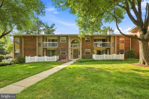 Photo of 1914 Wilson Ln #204, MCLEAN, VA 22102 (MLS # VAFX2331198)