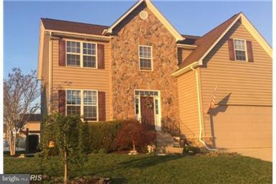 Beautiful colonial located in the heart of Leonardtown.  4 bedrooms, 2 1/2 bathrooms, hardwood floors on main floor, gourmet kitchen w/upgraded appliances & granite counters, formal liv & din rooms, 2 story fam room w/gas fireplace, master bedroom suite w/tray ceiling & gas fireplace, master bath w/jetted tub & sep shower.   Deck & patio w/fenced backyard, unfinished basement and 2 car garage.