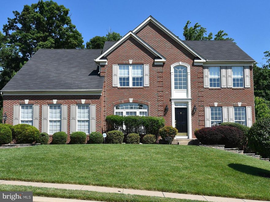 GORGEOUS!  Dream kitchen w/42" cherry cab., expanded granite counters, stainless appl incl. 6 burner Viking cooktop, Laundry/mud rm main level. Huge Family rm. Huge Master w/sitting rm, luxury bath & walk-ins. Walk out LL w/large rec rm, exercise rm, full bath & extra storage. Prof landscaped. Lg private, fenced yard. 7 Zone sprinkler sys. Close to VRE & shops. Total Sq Ft. 4373.