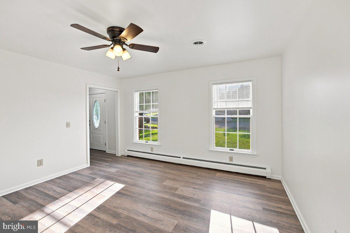 933 REDWOOD LANE